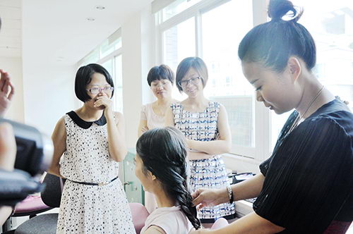 編個(gè)辮子這么好笑？1