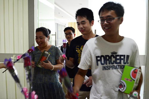 哇~~~美女天使送玫瑰，男生好福利