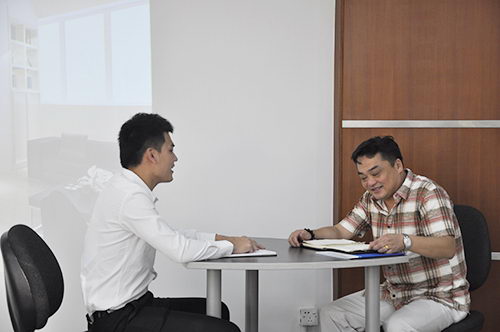 見客戶不要太嚴肅噢~說說笑，談?wù)勆? border=