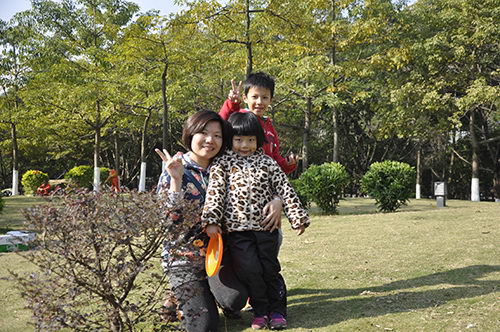 走過路過，不要錯過，剪刀手順利搶鏡