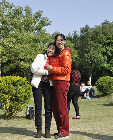 王總給團隊獎頒獎，恭喜恭喜