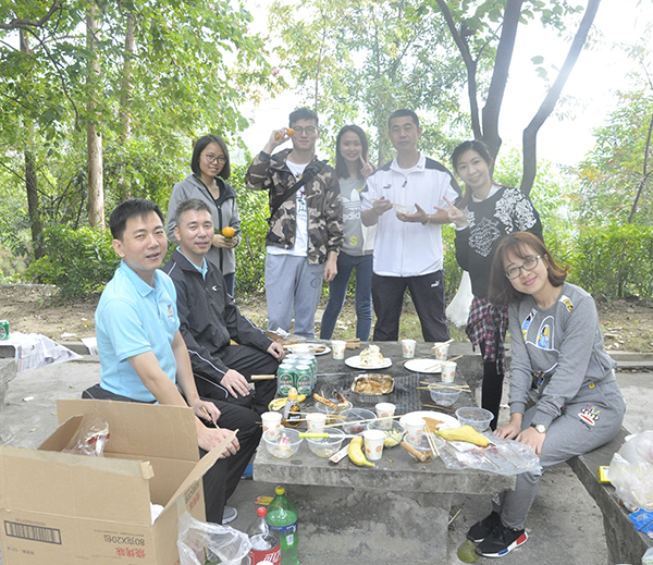 最先登頂團(tuán)隊(duì)！來(lái)，笑一個(gè)！