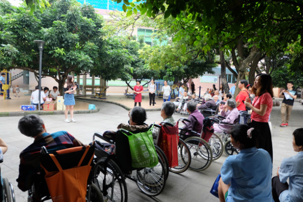 志愿者正在給長(zhǎng)者做夏日養(yǎng)生科普