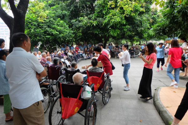 志愿者正在用拍立得給長(zhǎng)者留影