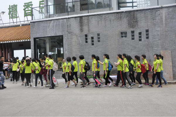 排好隊(duì)，準(zhǔn)備上船啦