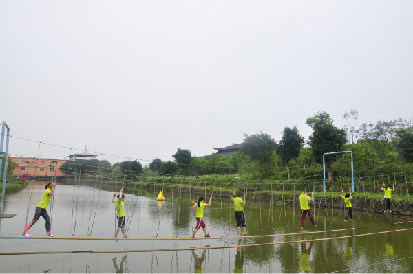 站穩(wěn)了~不然可是會(huì)濕身的