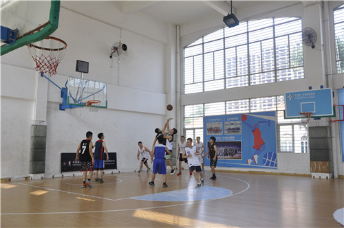 比賽激烈的進(jìn)行中