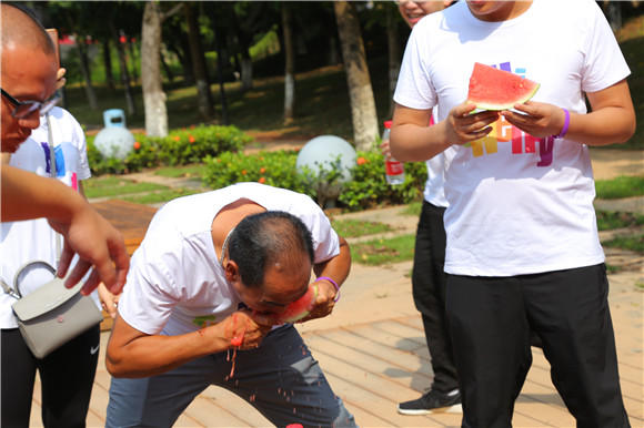 人肉西瓜榨汁機(jī)