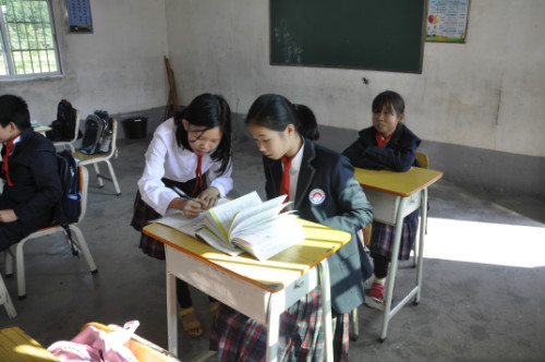 孩子們?cè)诨ハ鄬W(xué)習(xí)