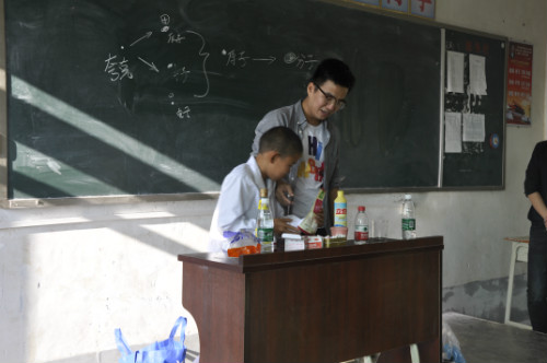 老師帶著同學(xué)做小實驗