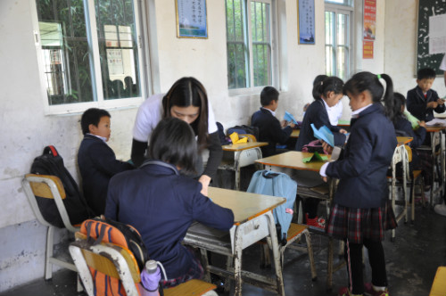 飛機(jī)課上老師教同學(xué)們?nèi)绾握奂堬w機(jī)