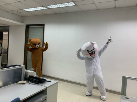 帥氣的男生們?yōu)榕駛儨蕚淞松衩匚璧? border=