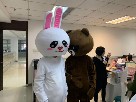 男團(tuán)們在竊竊私語說些啥呀